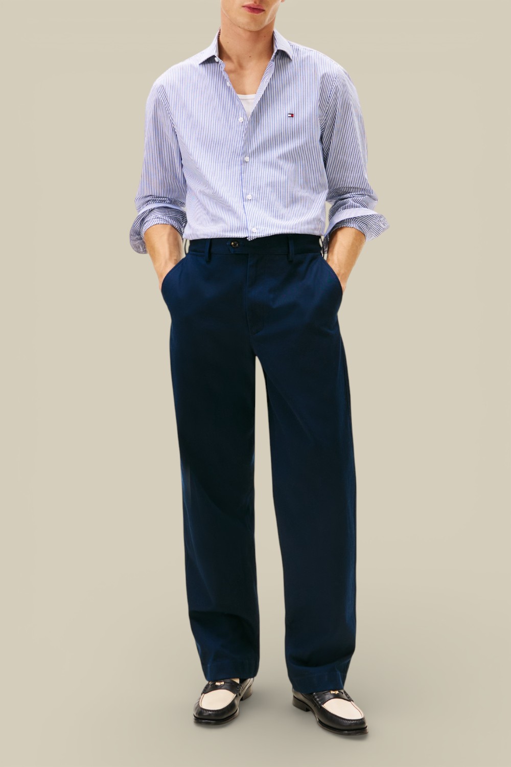 תמונת כל הלוק של חולצת כפתורים